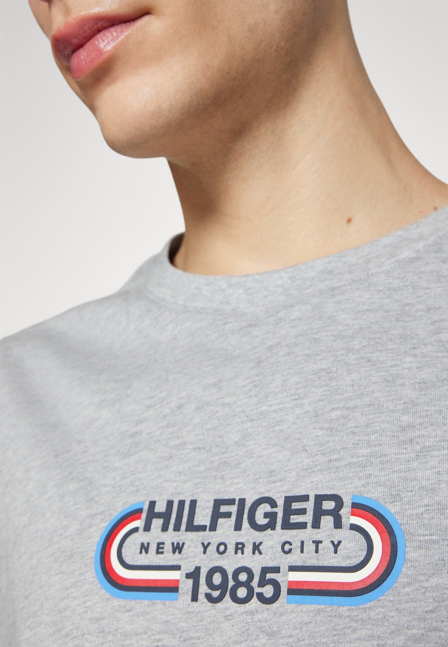 Tommy Hilfiger T-skjorte med trykk - grå