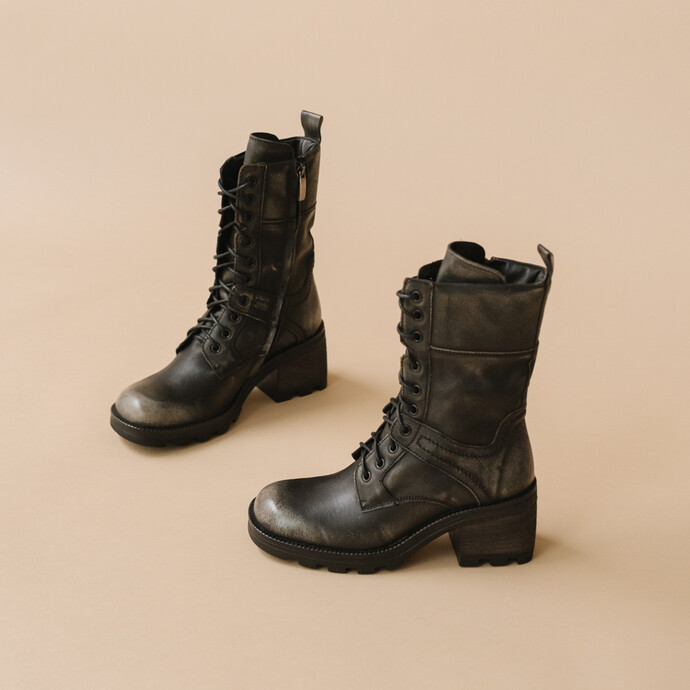 Boots à lacets, talons épais et semelles crantées  en cuir vieilli gris