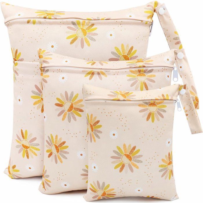 Juego de 3 bolsas impermeables para pañales, con estampado floral amarillo.