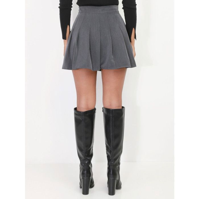 Jupe-short plissée et évasée.Possède une doublure short satinée. pour femme - Jupes - La Modeuse