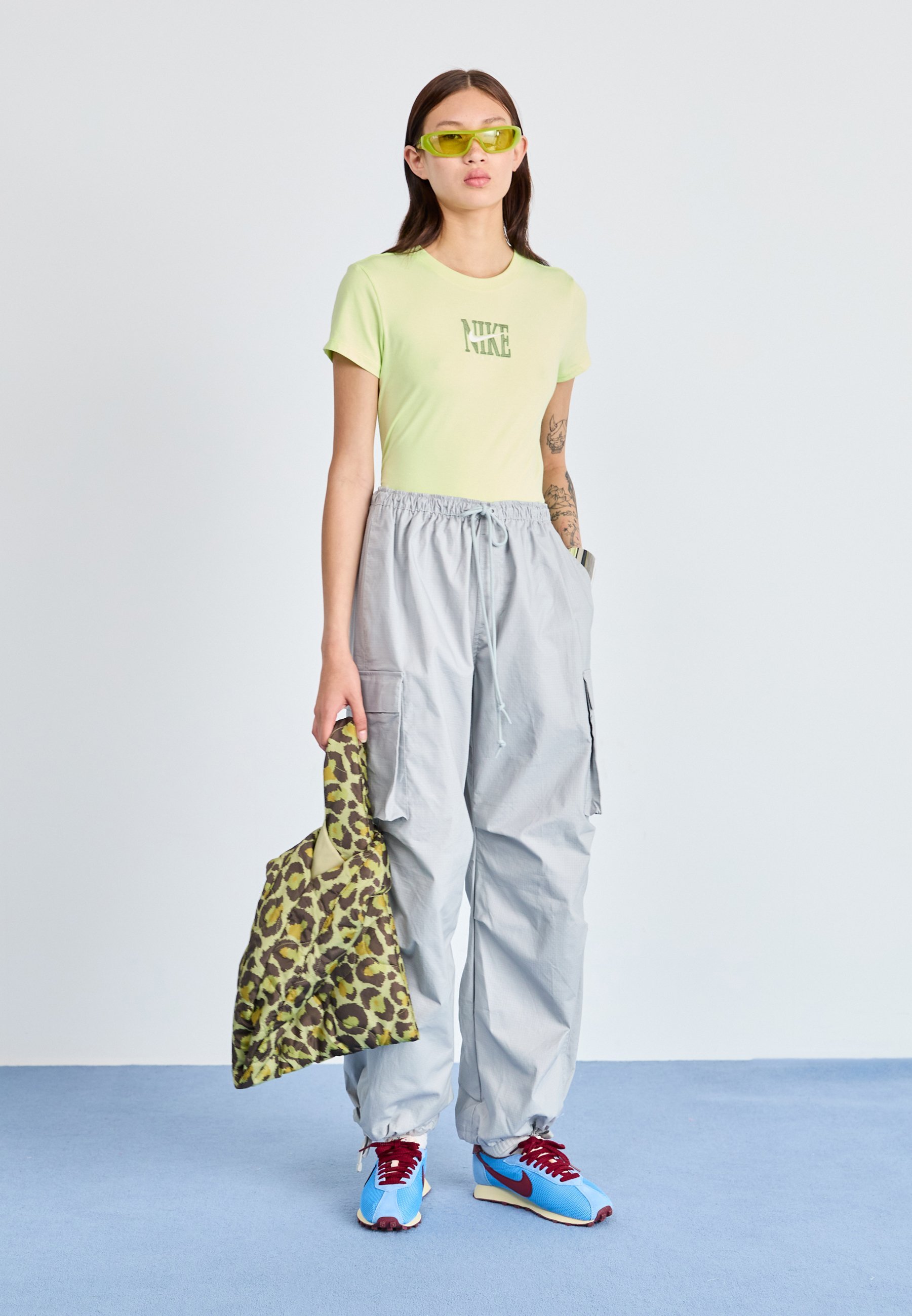 Nike Sportswear SPORTSWEAR - Pantaloni cargo - grigio fumo chiaro/nero