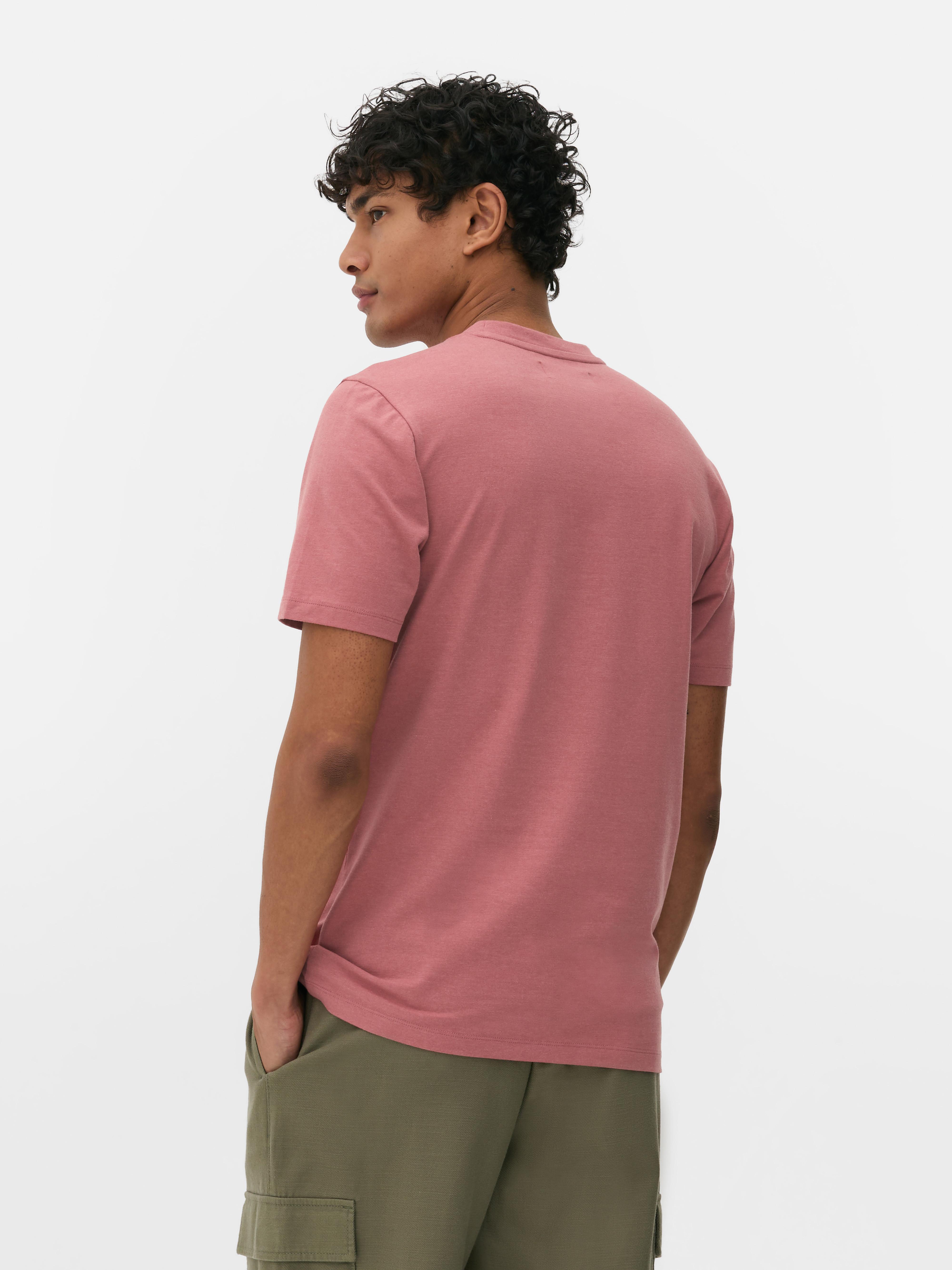 Schmal geschnittenes T-Shirt, hauptsächlich aus Baumwolle. Dieses T-Shirt hat eine figurbetonte Passform, einen Rundhalsausschnitt und kurze Ärmel.