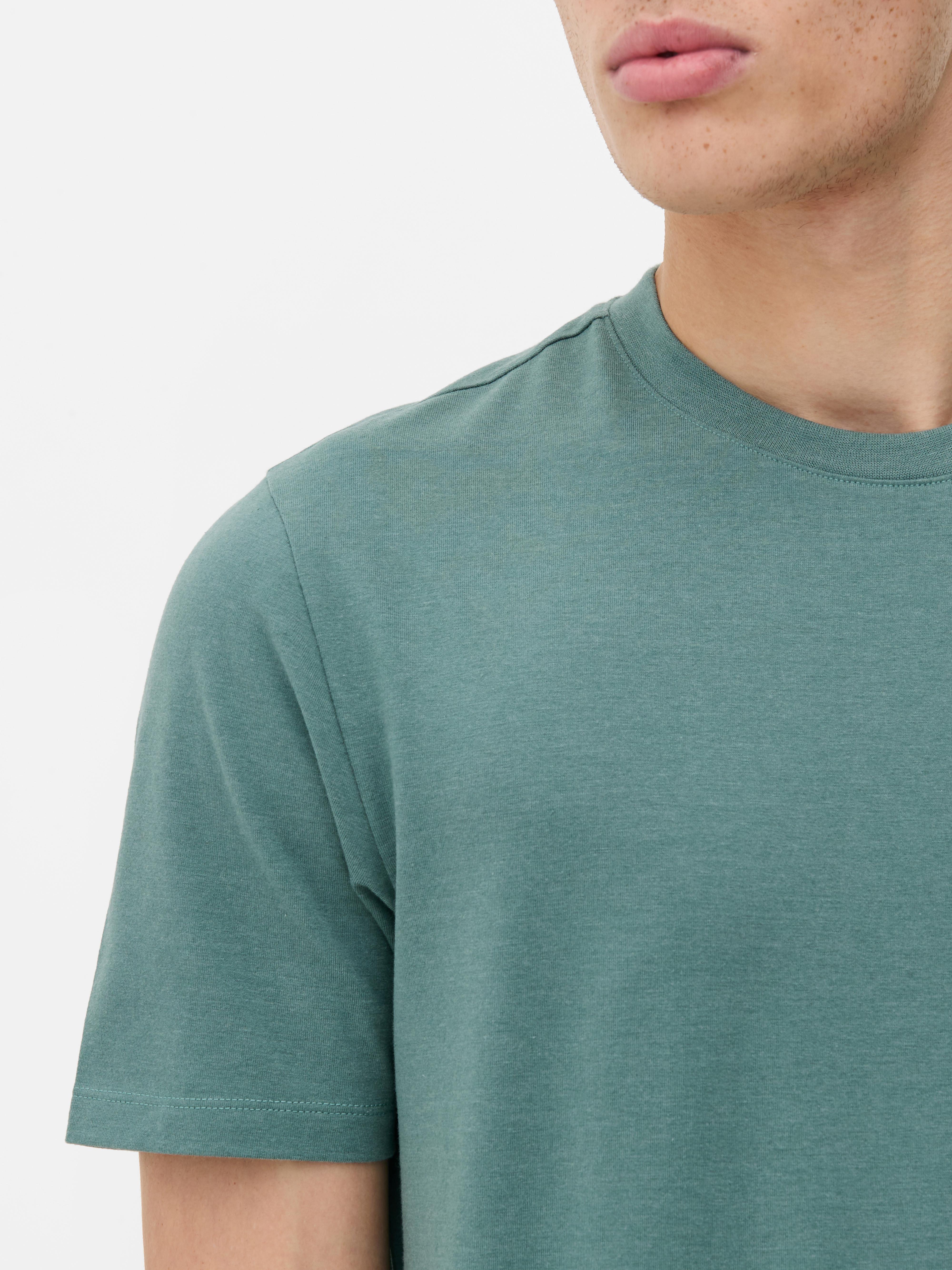 Schmal geschnittenes T-Shirt, hauptsächlich aus Baumwolle. Dieses T-Shirt hat eine figurbetonte Passform, einen Rundhalsausschnitt und kurze Ärmel.