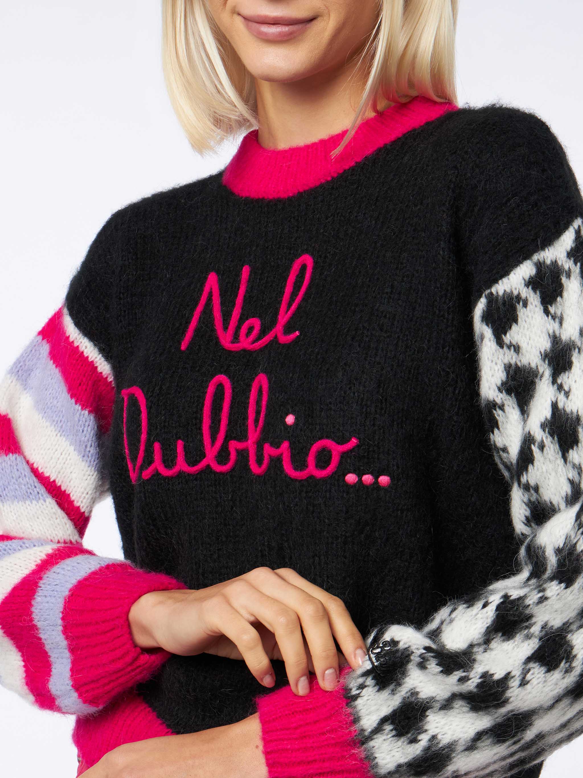 Maglione morbido da donna dalla forma squadrata con ricamo Nel dubbio.