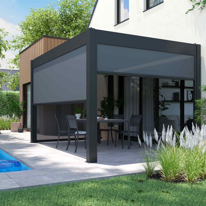 Pérgola bioclimática independente Oviala de 3 x 4 m com 3 persianas cinzentas.
