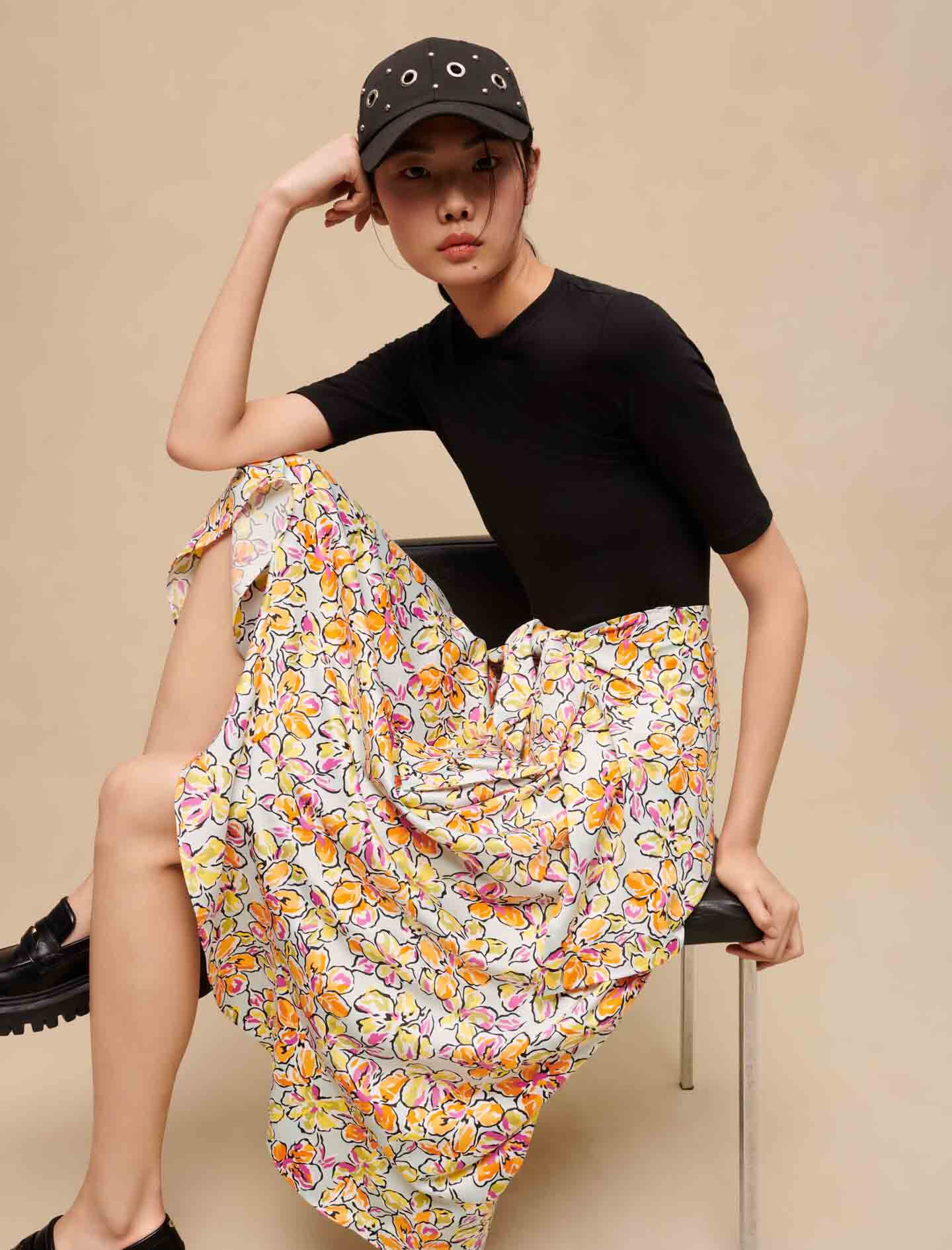 Rok met bloemenprint en knoopdetail - Hibiscus oranje/blauw