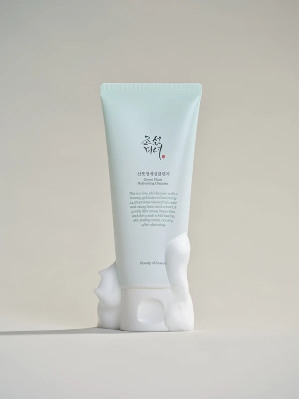 Beauty of Joseon Green Plum Refreshing Cleanser ir maigs putojošs tīrīšanas krēms ar mitrinošu efektu.