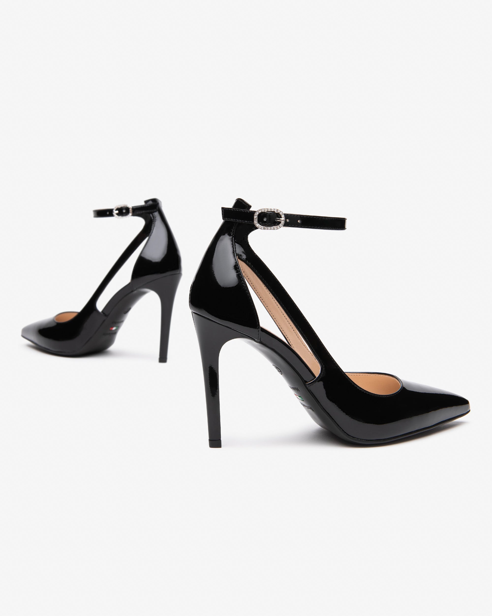  Damen-Pumps aus Lackleder