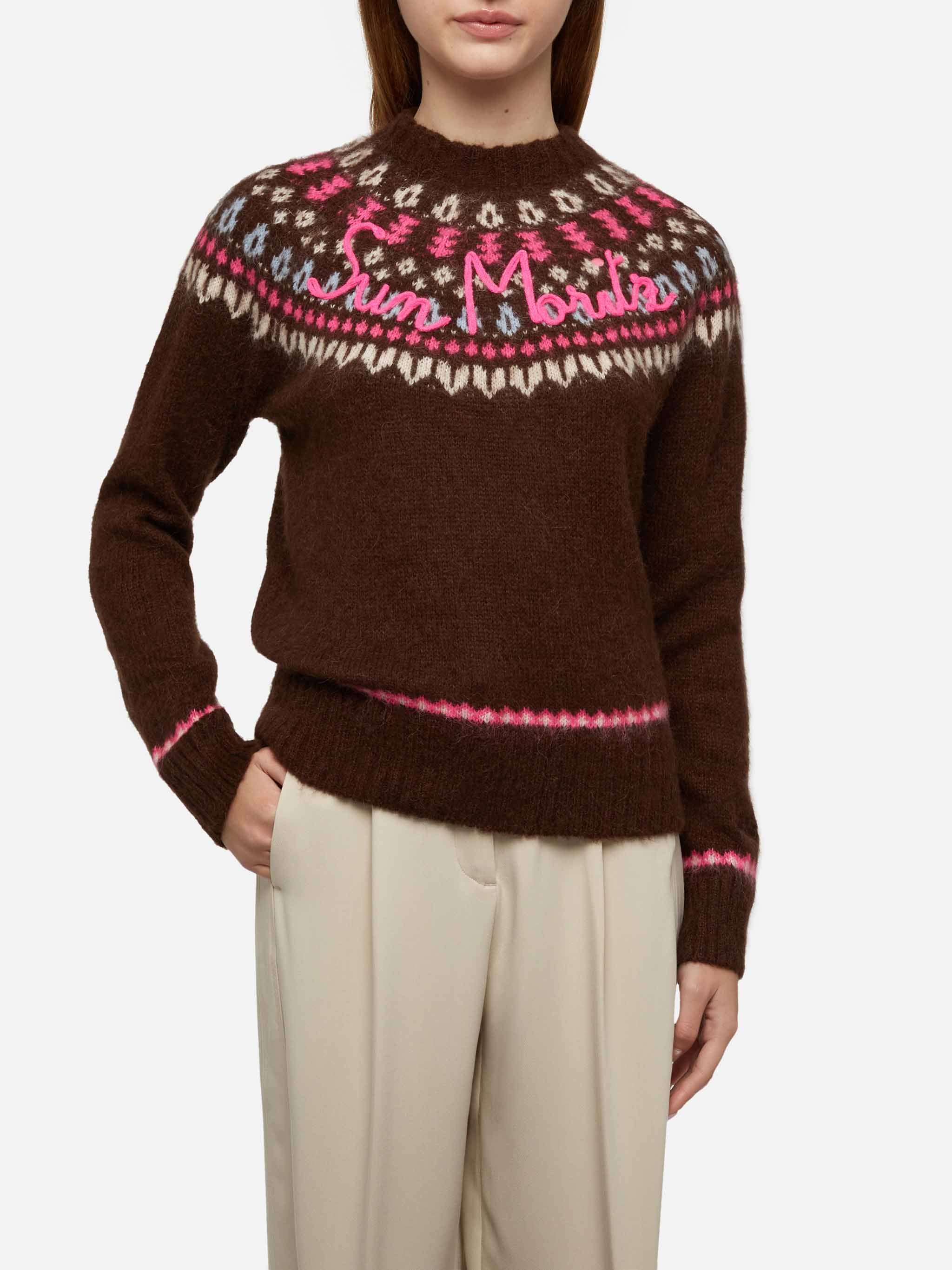 Queen Nordic zachtbruine trui met fair isle jacquard en zonneborduurwerk.