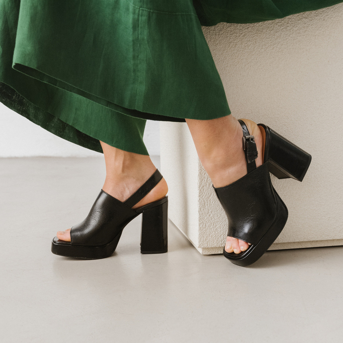 Sandales à talons et bouts carrés  en cuir vieilli noir