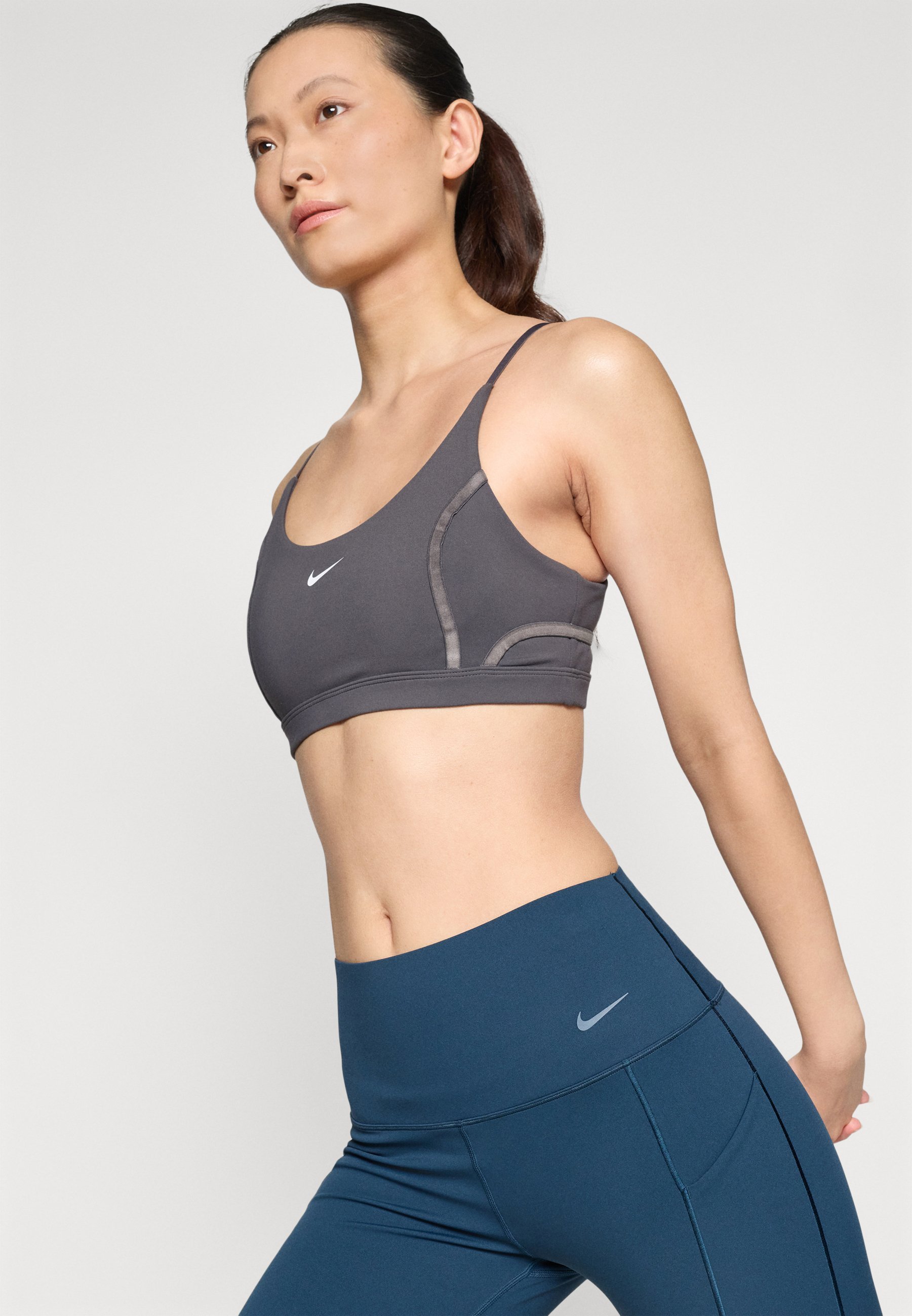 Nike Performance BRA - Sportbeha met lichte ondersteuning - Thundergrijs/wit