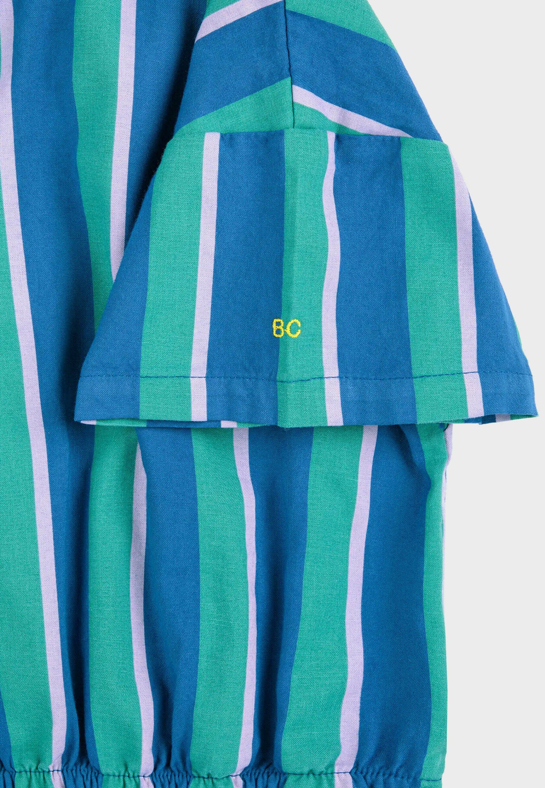Bobo kiest voor een gestreept crop-shirt met print in eendenblauw.