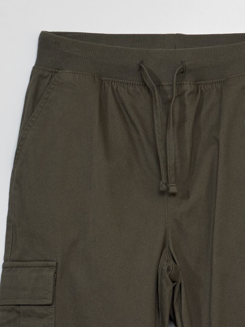 Calças com bolsos de aba - Ajuste mais confortável - Cáqui