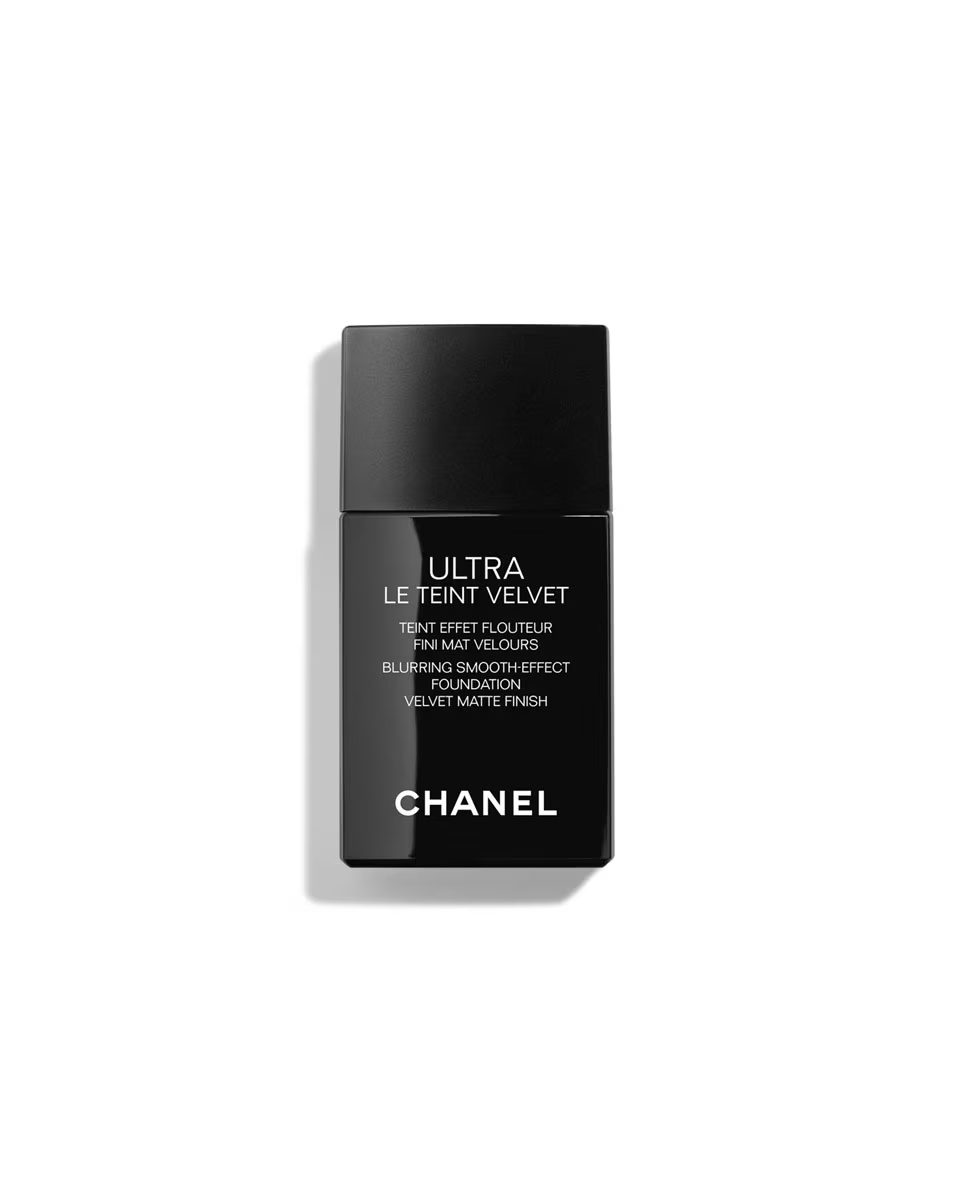 Ojă de parfum CHANEL ULTRA LE TEINT din catifea, cu efect de umflare. Finisaj mat catifelat.