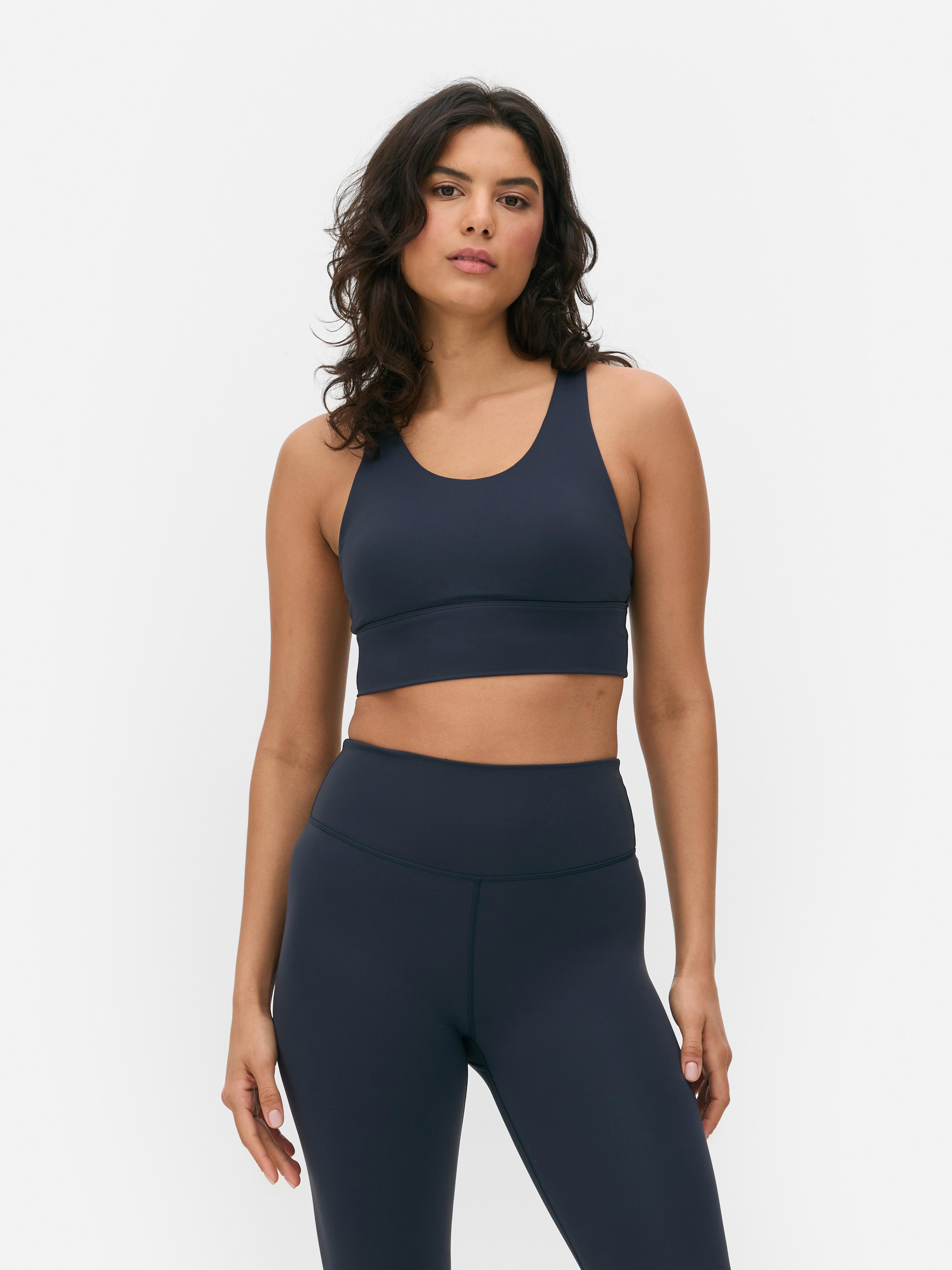 Top scurt, moale, cu imprimeu floral. Un top scurt confortabil și elegant pentru colecția ta sport.