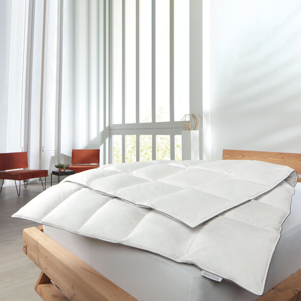 Luxury down comforter, regular size