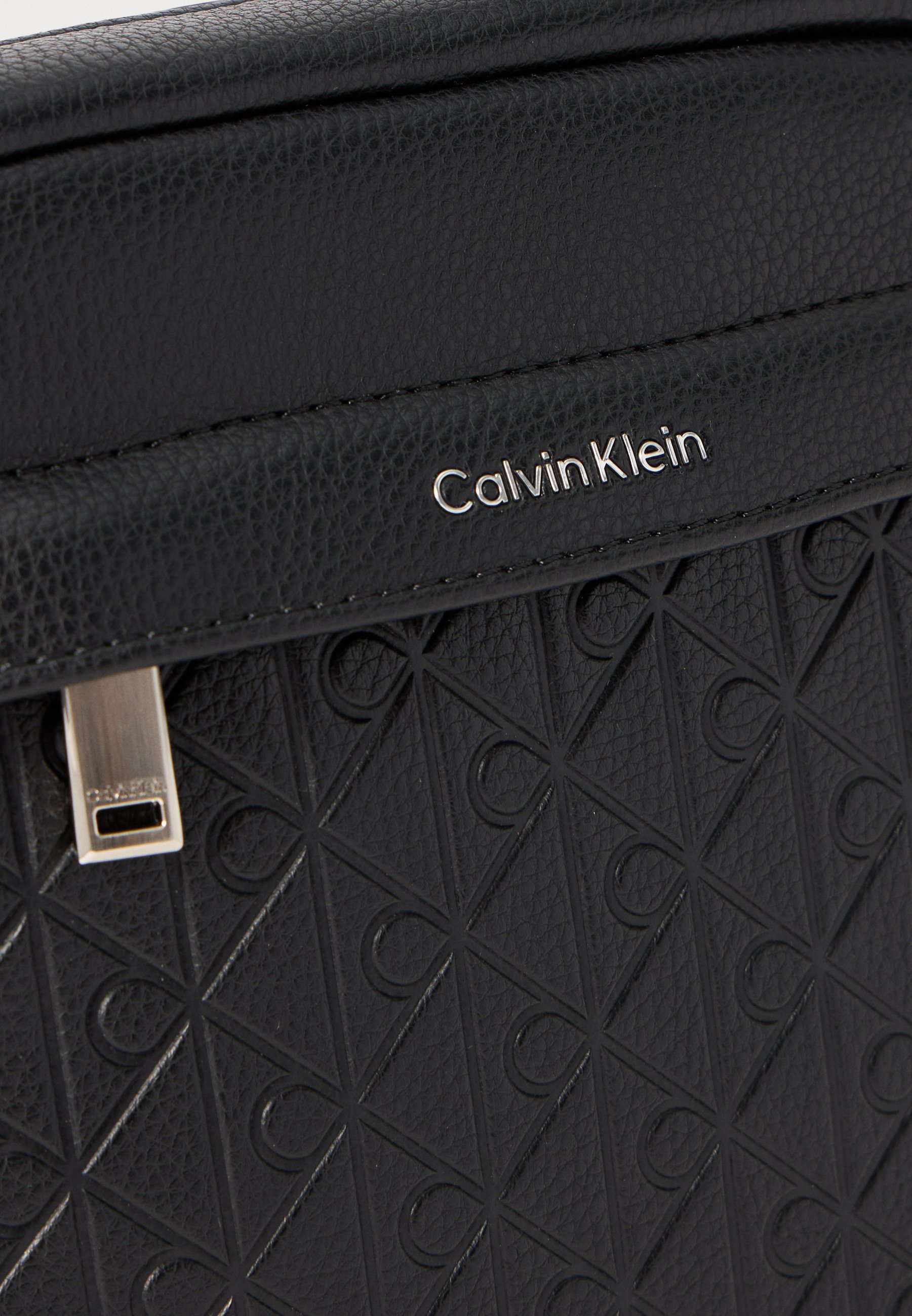 Sac bandoulière Calvin Klein EMBLEM EMBOSS REPORTER - noir