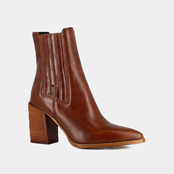 Boots à talons et bouts pointus  en cuir cognac