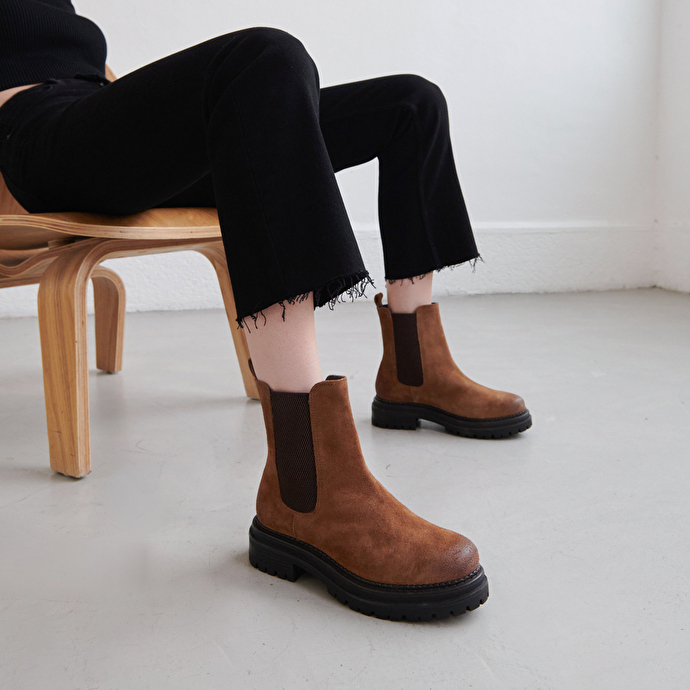 Bottines à semelles crantées et élastiques  en croute cognac