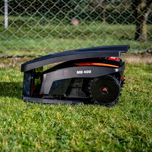 Mașină de tuns iarba robotizată MB 400, inclusiv garaj de tuns iarba