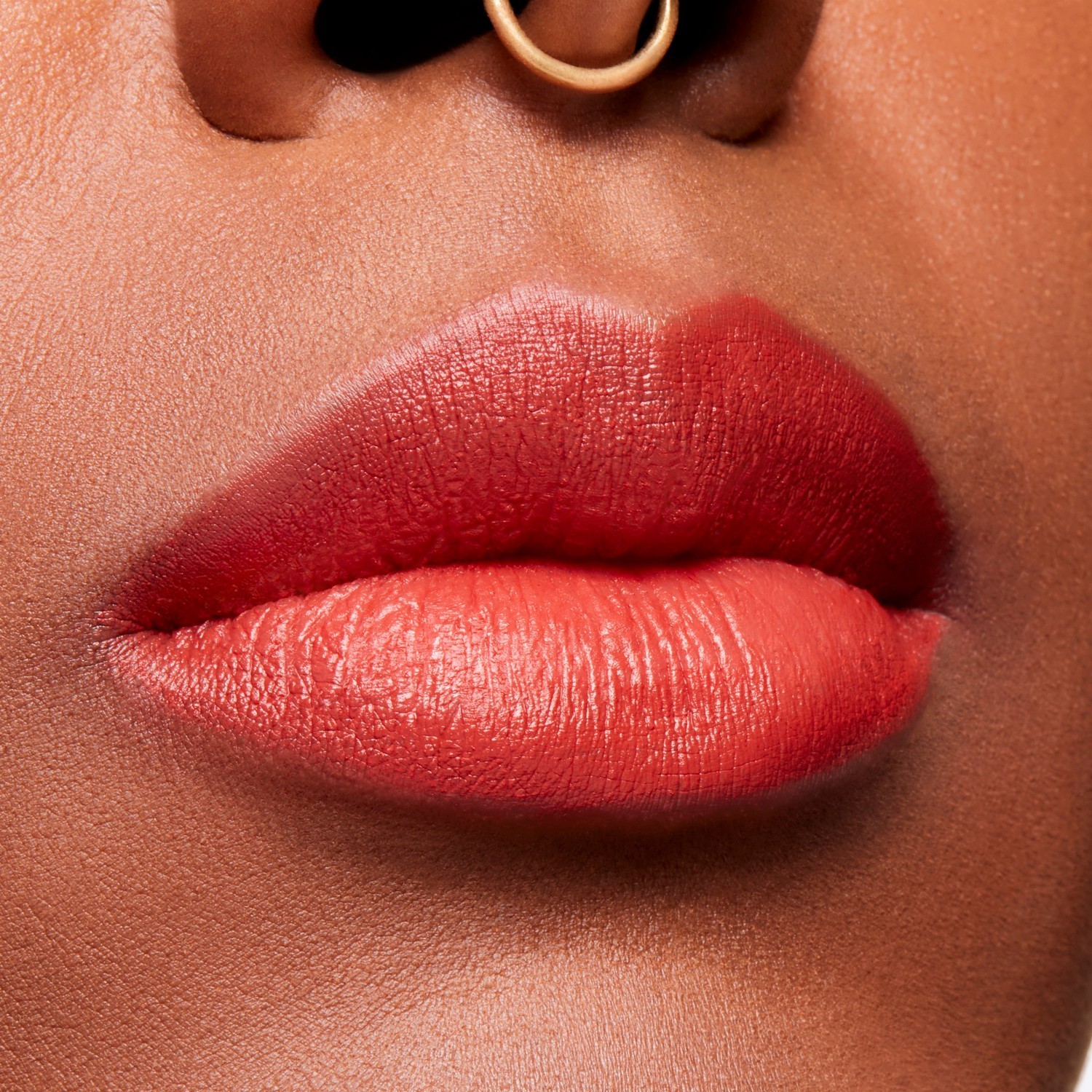 MAC ruž za usne u prahu Kiss Velvet Blur Slim Stick - 2,3 g