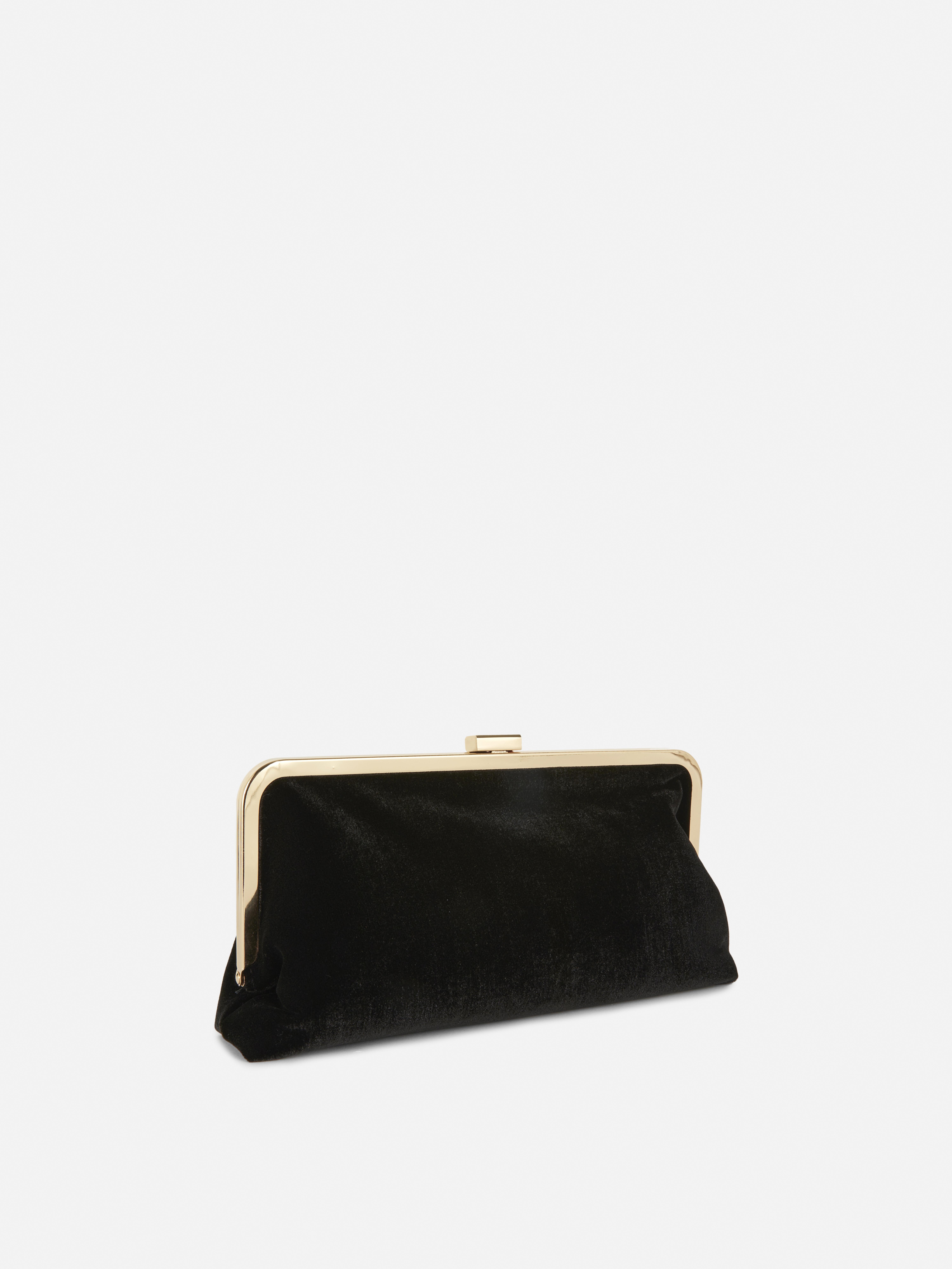 Clutch din catifea cu ramă. Acest clutch din catifea cu formă vintage completează orice ținută de seară.
