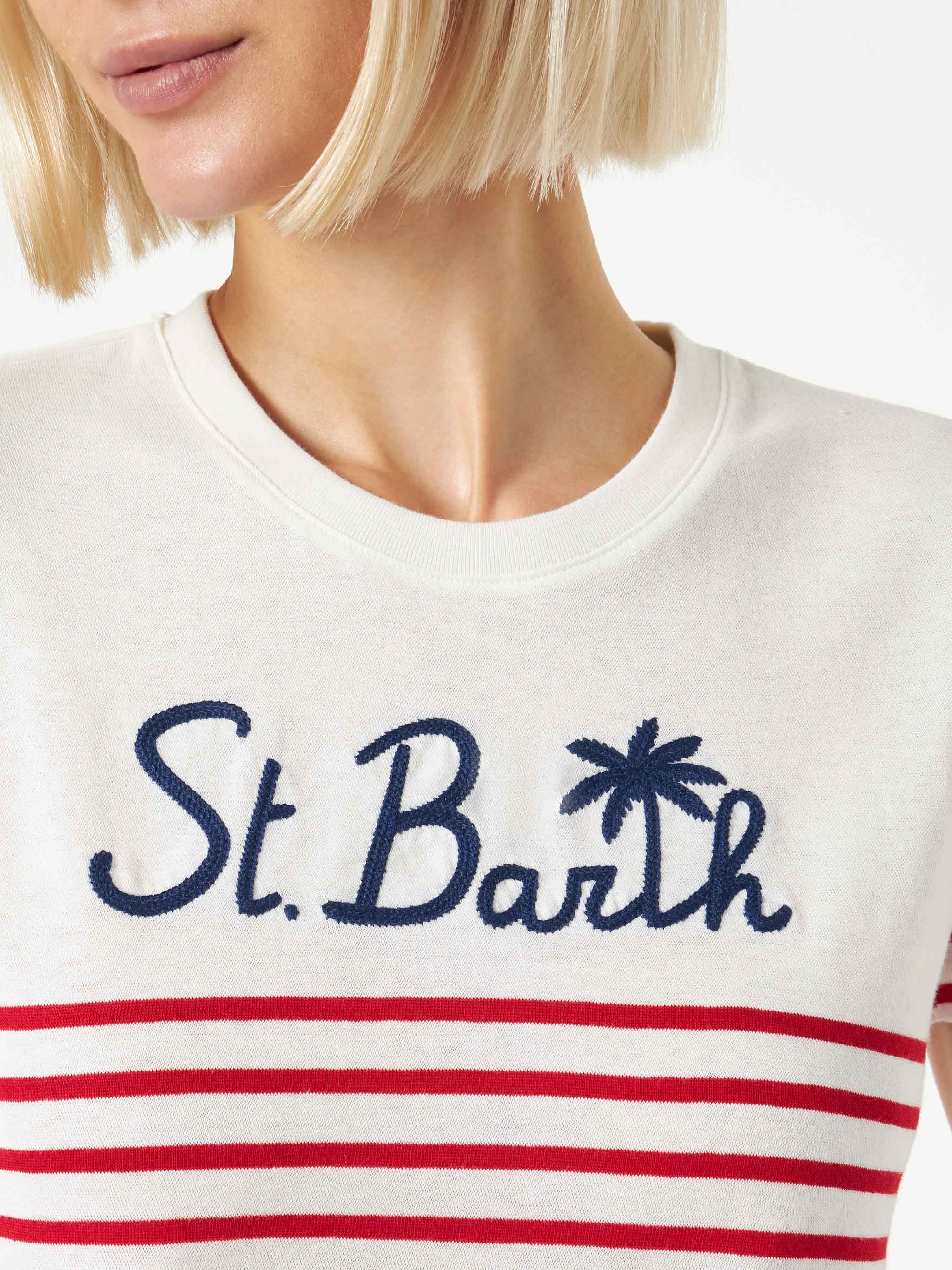Rot gestreiftes Baumwoll-T-Shirt mit St. Patrick’s Day-Stickerei. Barth