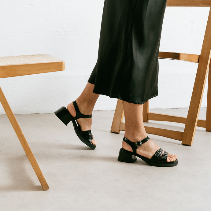 Sandales à boucles et bouts carrés  en cuir glacé noir
