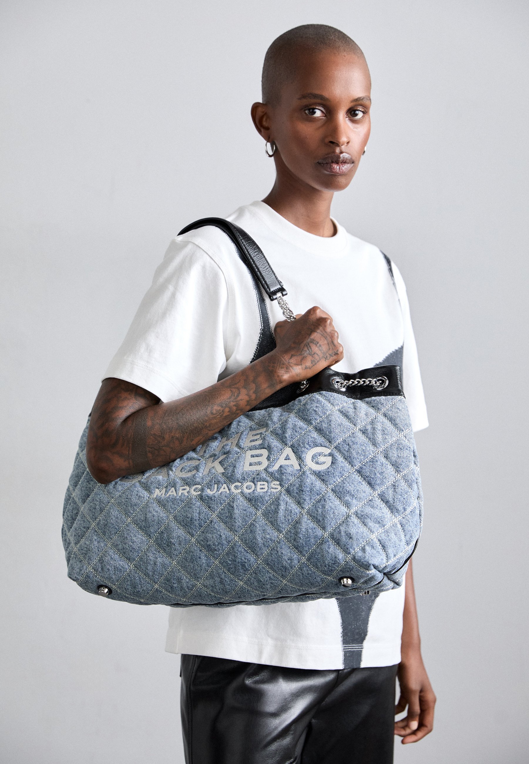 MARC JACOBS THE LARGE CHAIN SACK - Käsilaukku - light wash indigo