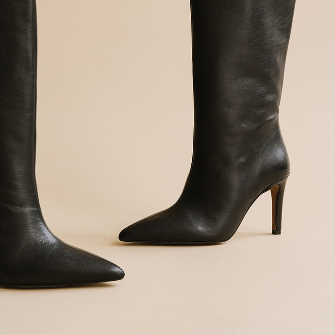 Bottes à talons et bouts pointus  en cuir noir