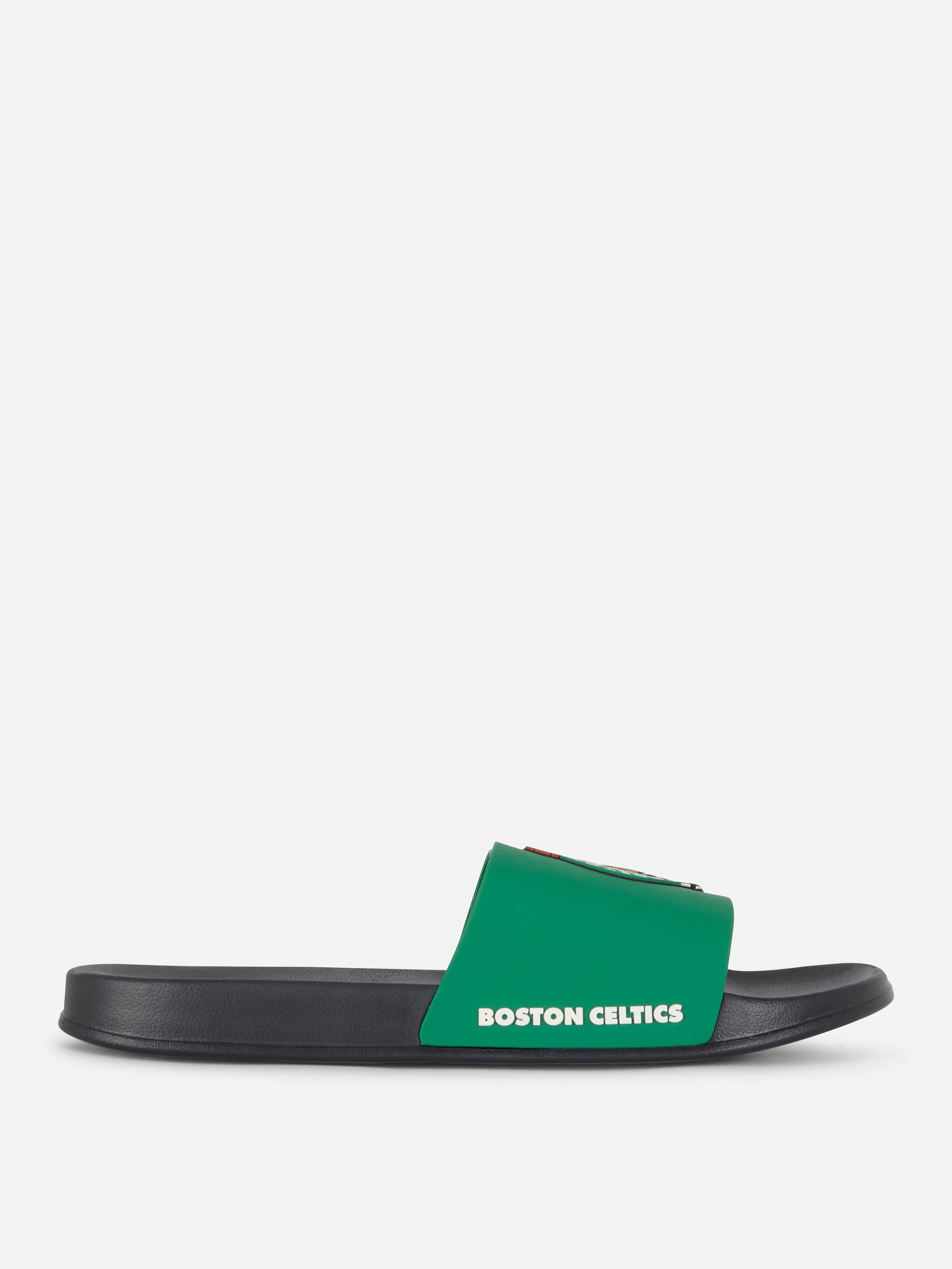 Șlapi NBA Boston Celtics O pereche de șlapi clasici cu talpă interioară turnată și baretă lată cu insigna Celtics