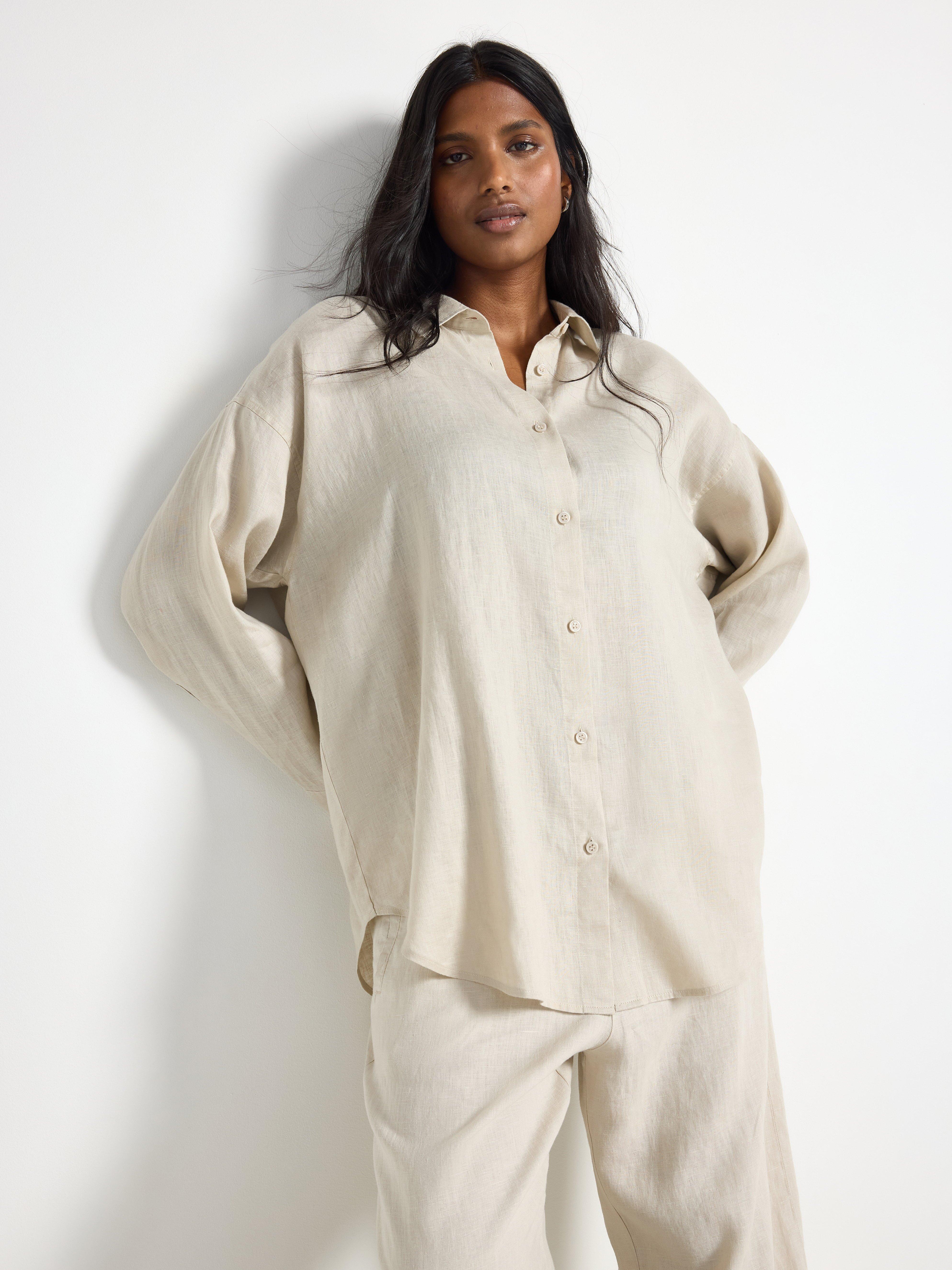 Camisa extragrande de lino color beige claro.