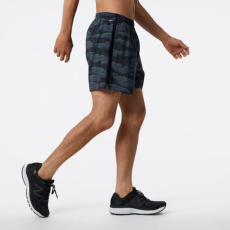 Pantaloni scurți imprimați Accelerate pentru bărbați, 5 inci - NEGRU/ROȘU MELANGE