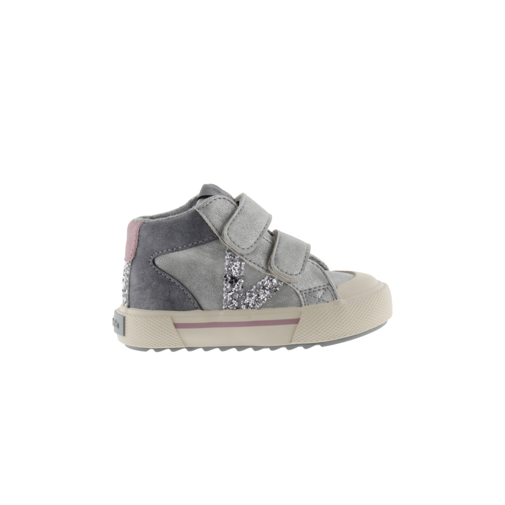Botas de cano curto Victoria Tribu metálicas com logotipo brilhante e fecho duplo de velcro.