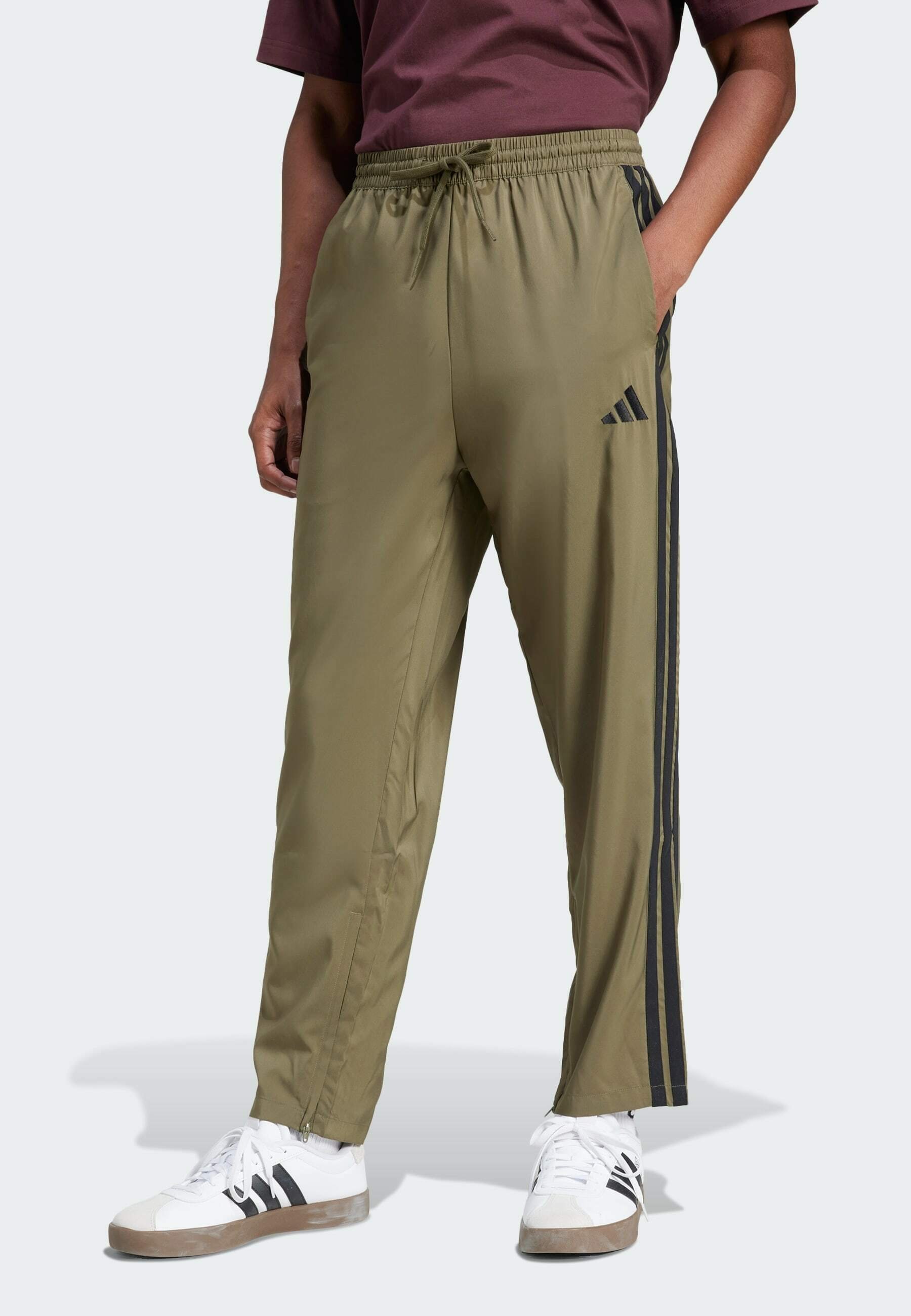 adidas Sportswear ESSENTIALS 3-Stripes Stanford OPEN HEM - Bas de survêtement - olive strata noir