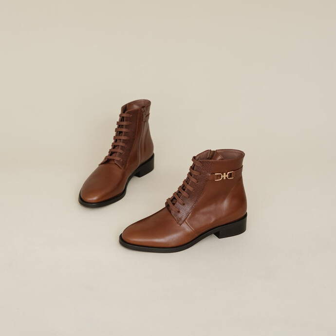 Bottines à boucles et lacets  en cuir et reptile cognac