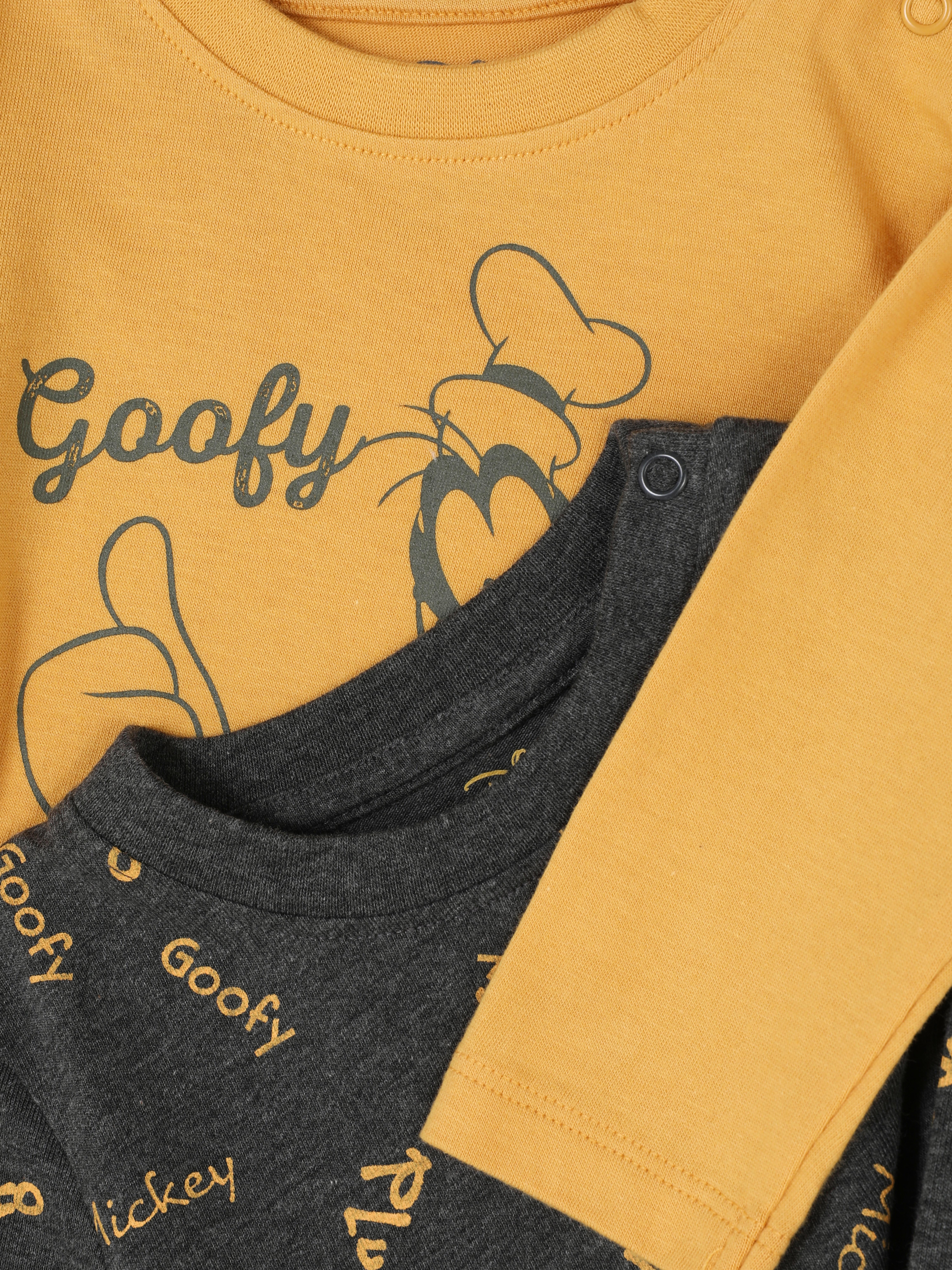 Tricou cu imprimeu Disney Goofy, set de 2. Aceste tricouri au un imprimeu Disney, mâneci lungi și tiv drept.