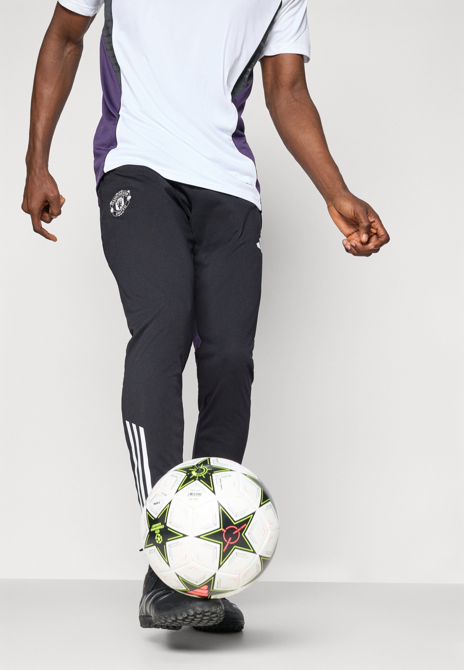 adidas Performance MANCHESTER UNITED 25/26 COMPETITION TRAINING PANTS - Klubové oblečenie - čierna/slivková