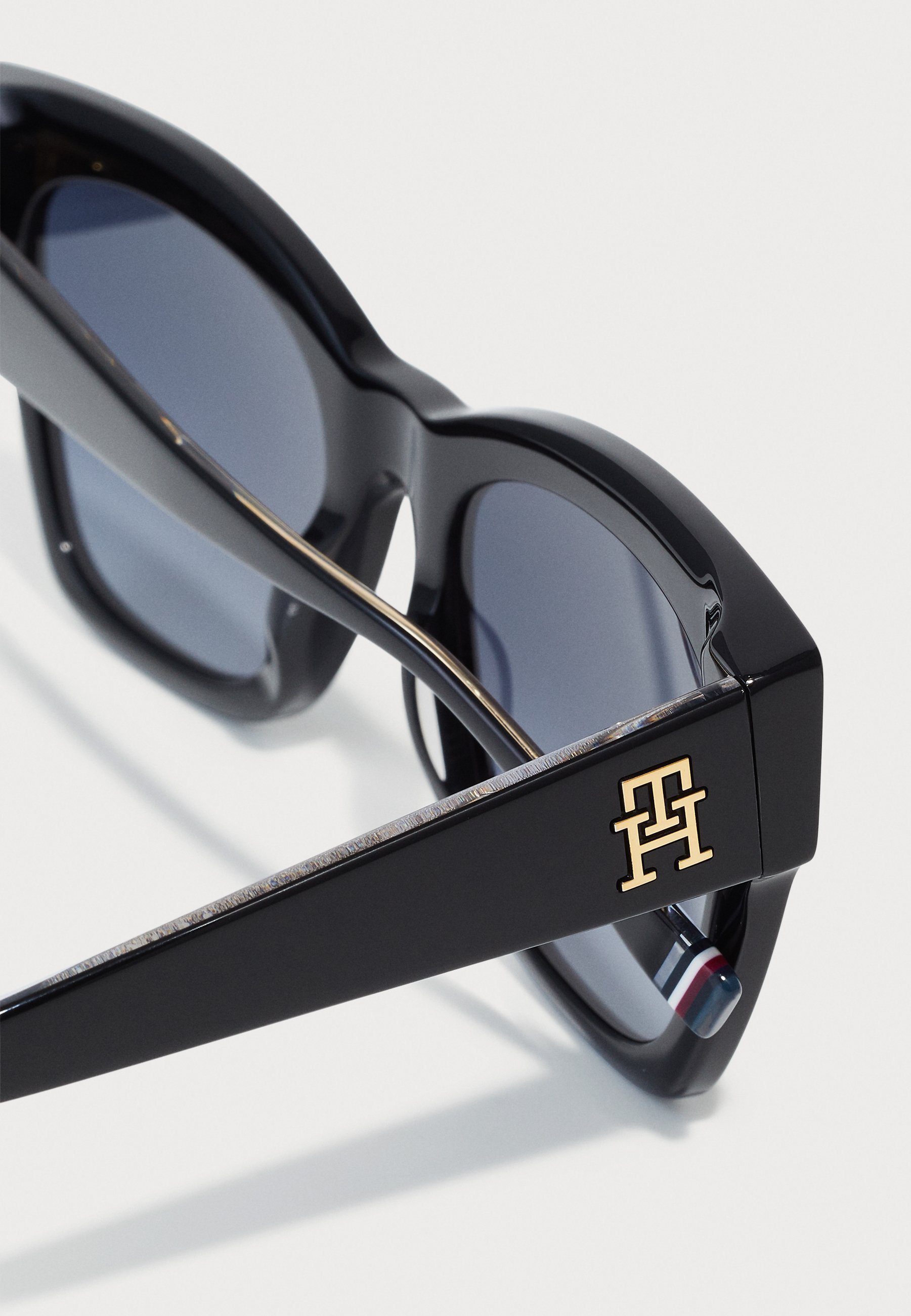 Tommy Hilfiger saulesbrilles - melnas