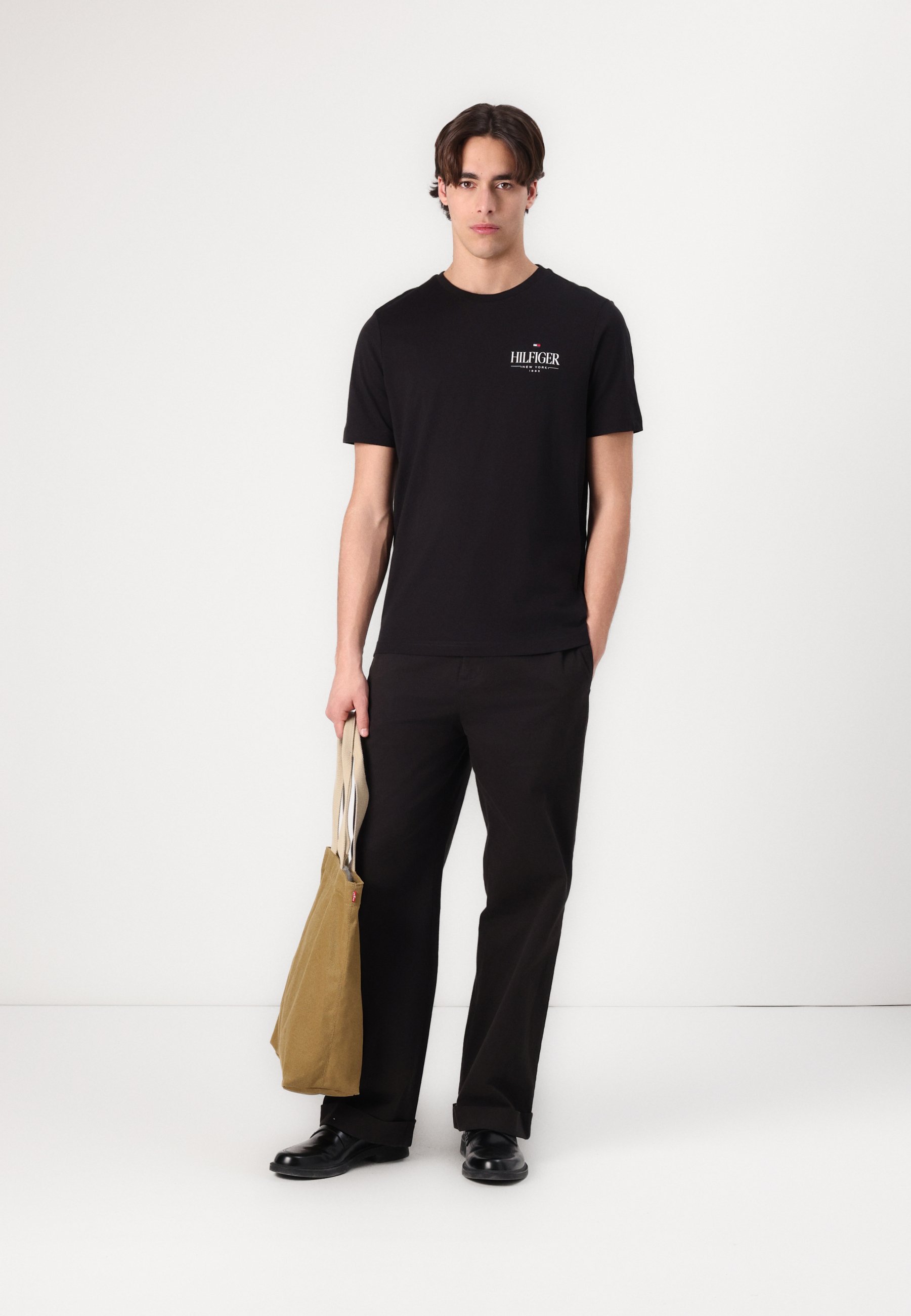Tommy Hilfiger STACK TEE UNISEXE - T-shirt imprimé - noir