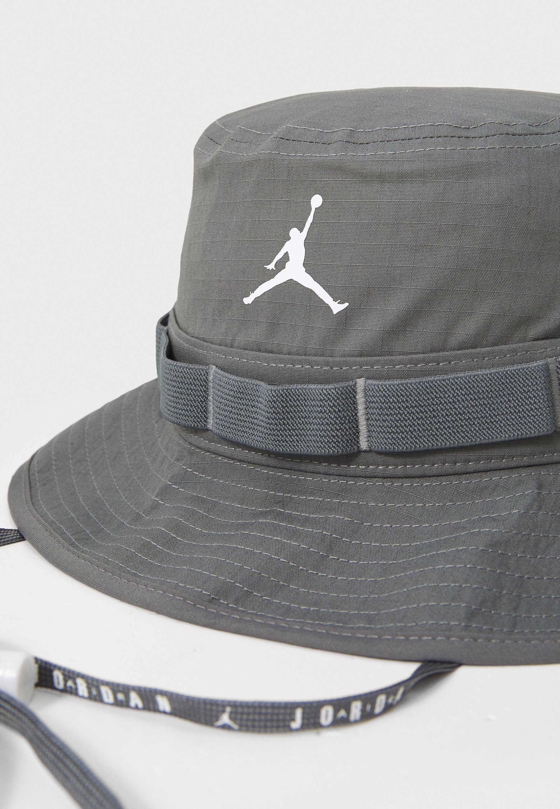 Jordan APEX BUCKET JUMPMAN UNISEX kepurė - pilka/balta