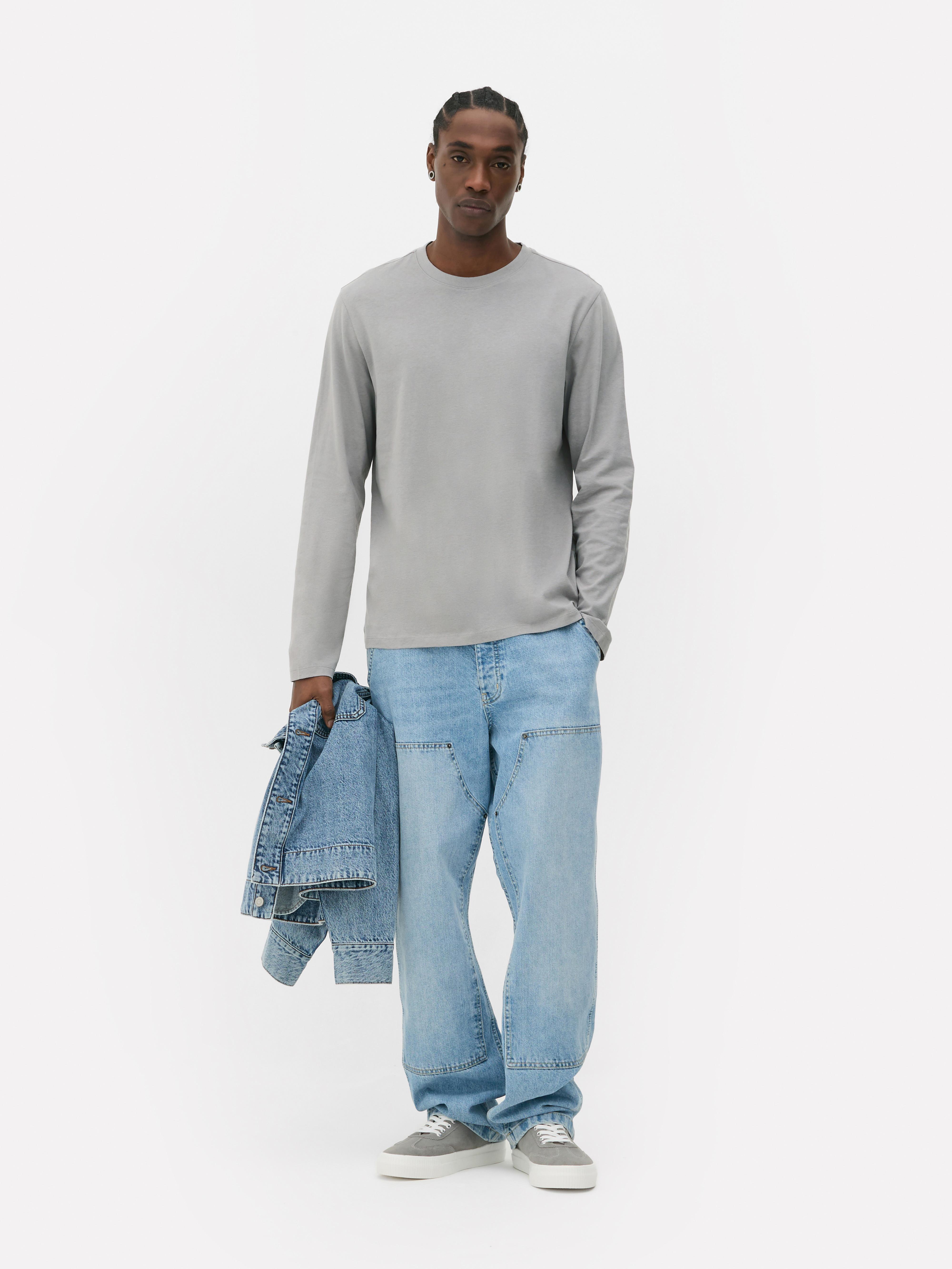T-shirt a maniche lunghe in cotone Una T-shirt a maniche lunghe con scollo rotondo realizzata in jersey di cotone