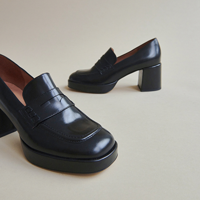 Mocassins à talons et bouts carrés  en cuir noir