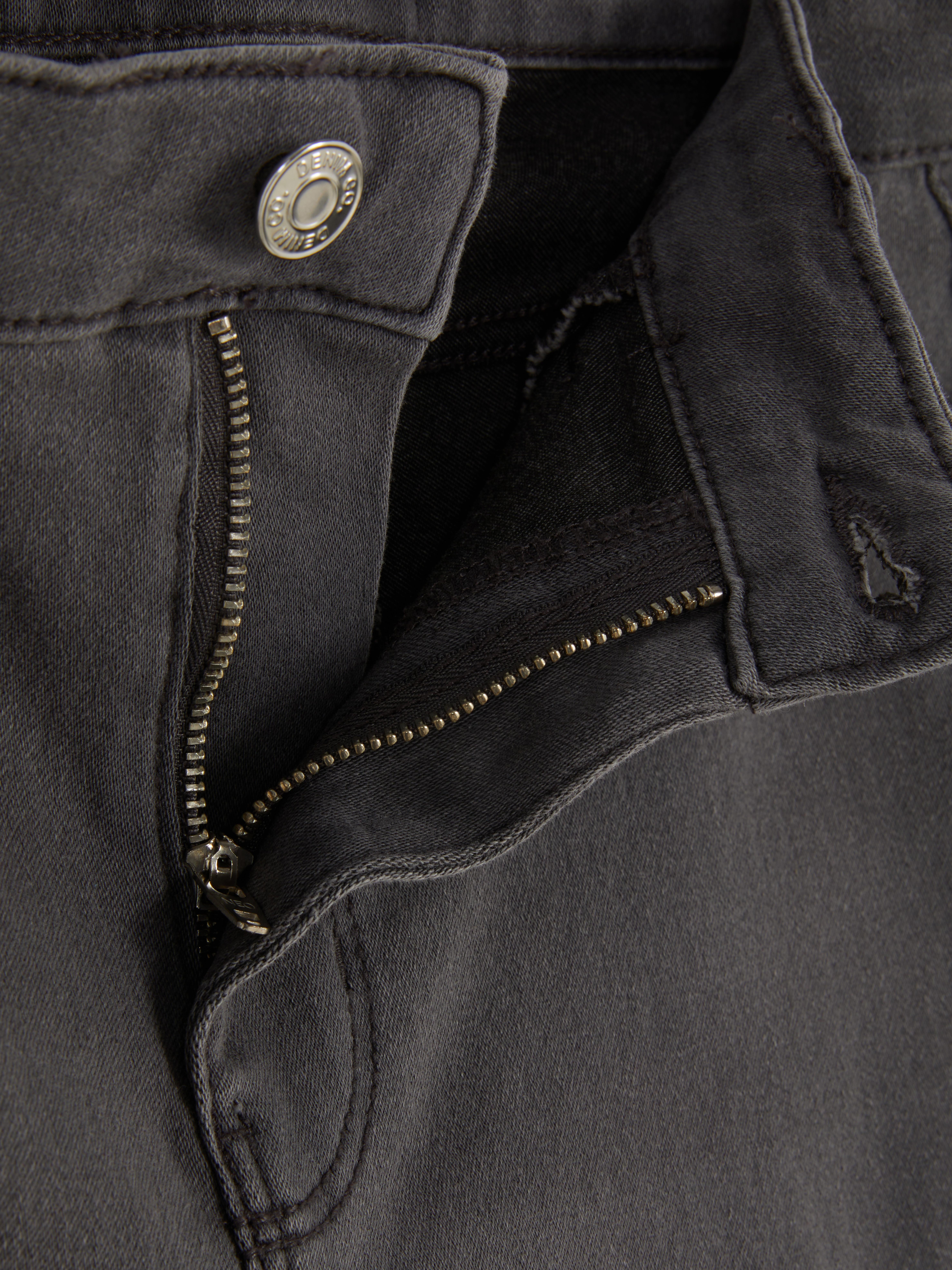 Blugi skinny simpli cu talie medie. Blugii sunt un must-have, iar noi adorăm acest stil mulat.