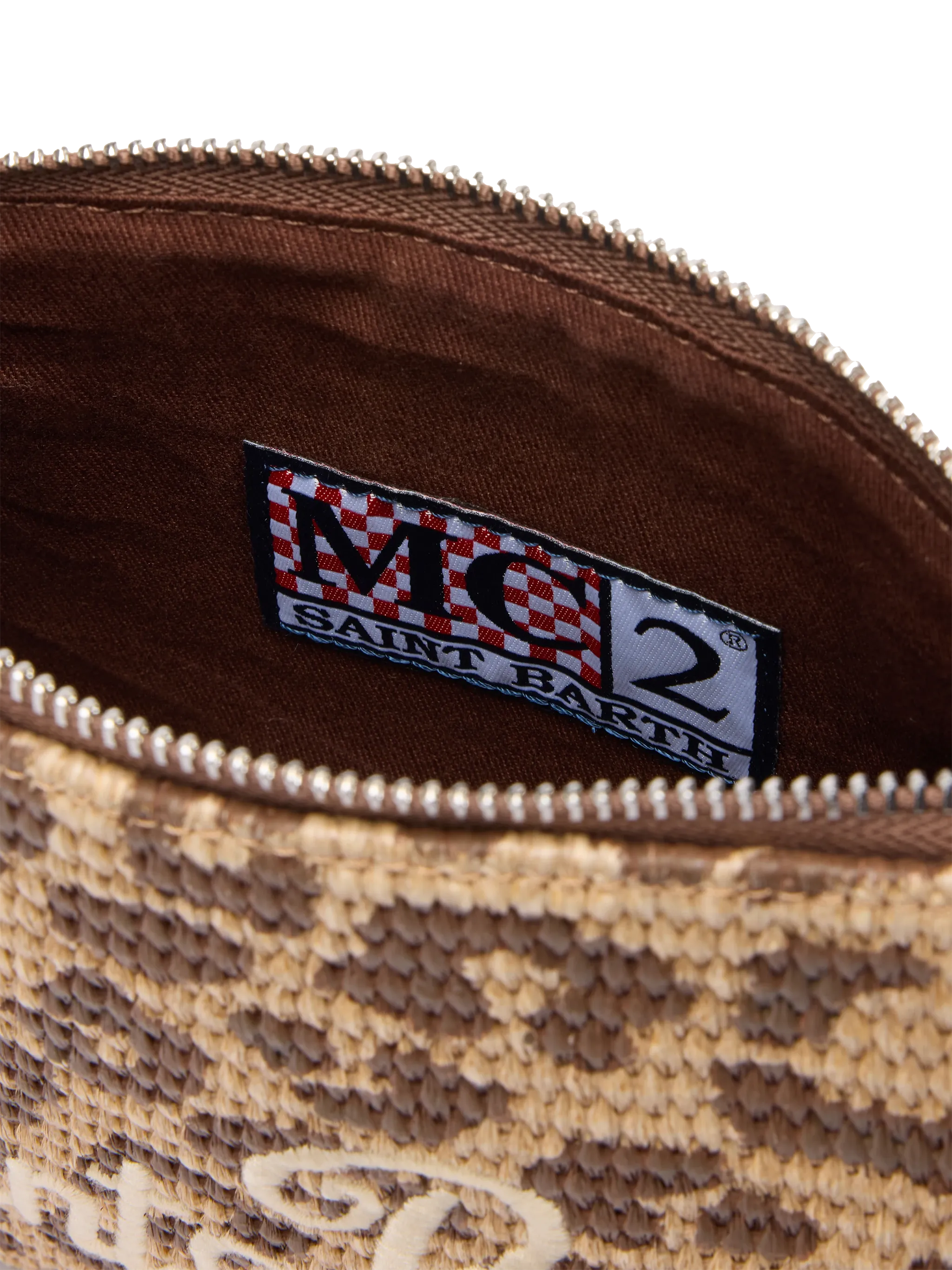 Clutch parisiense com efeito palha e estampa animal.