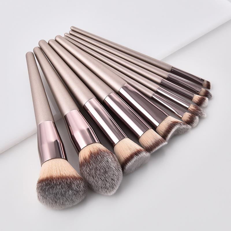 Ensemble de pinceaux de maquillage couleur champagne chaud pour femmes : pinceau kabuki pour fond de teint, poudre, blush, fard à paupières et estompe. Outils de beauté.