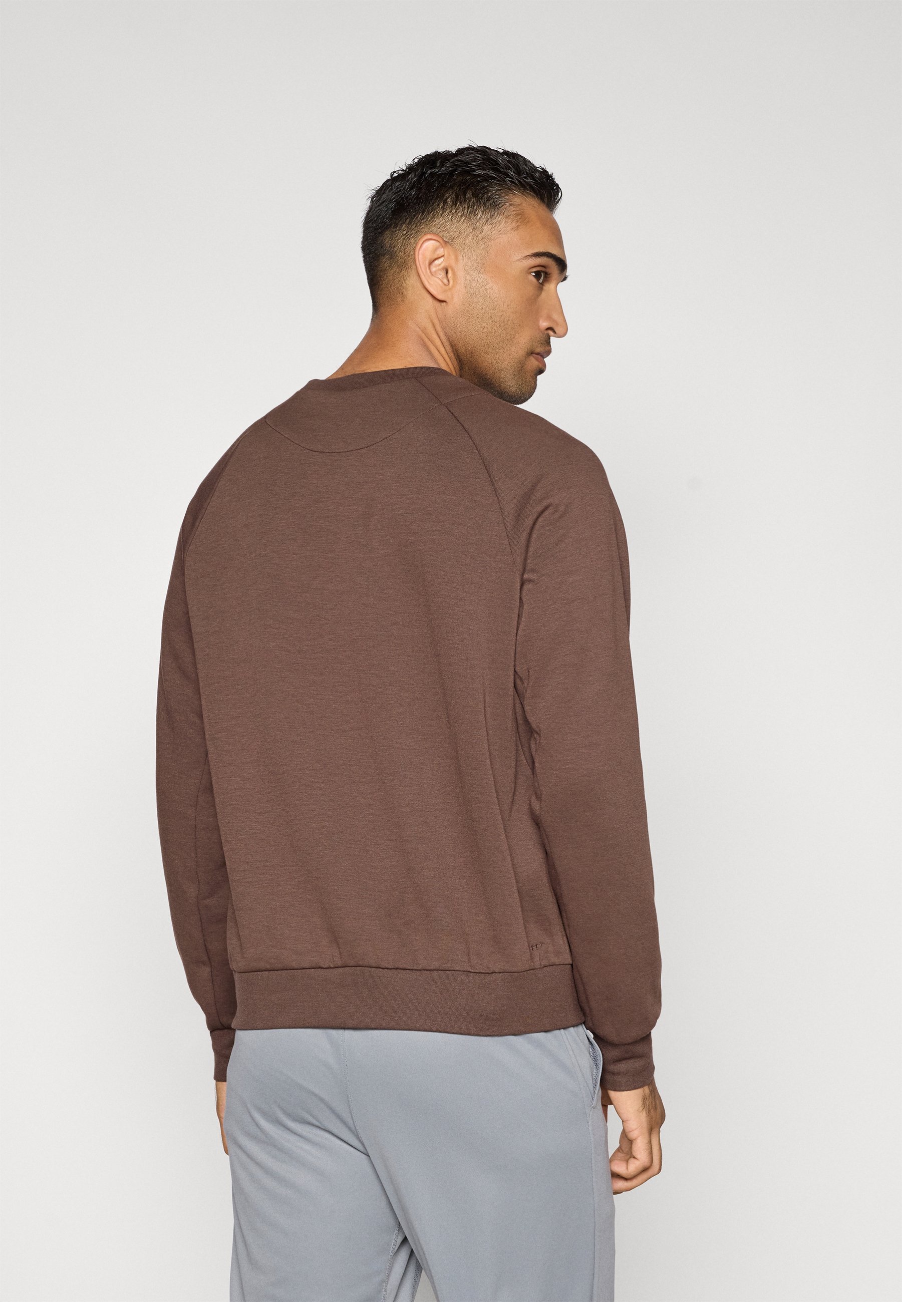 Nike Performance PRIMARY CREW - Sweatshirt - barokbruin