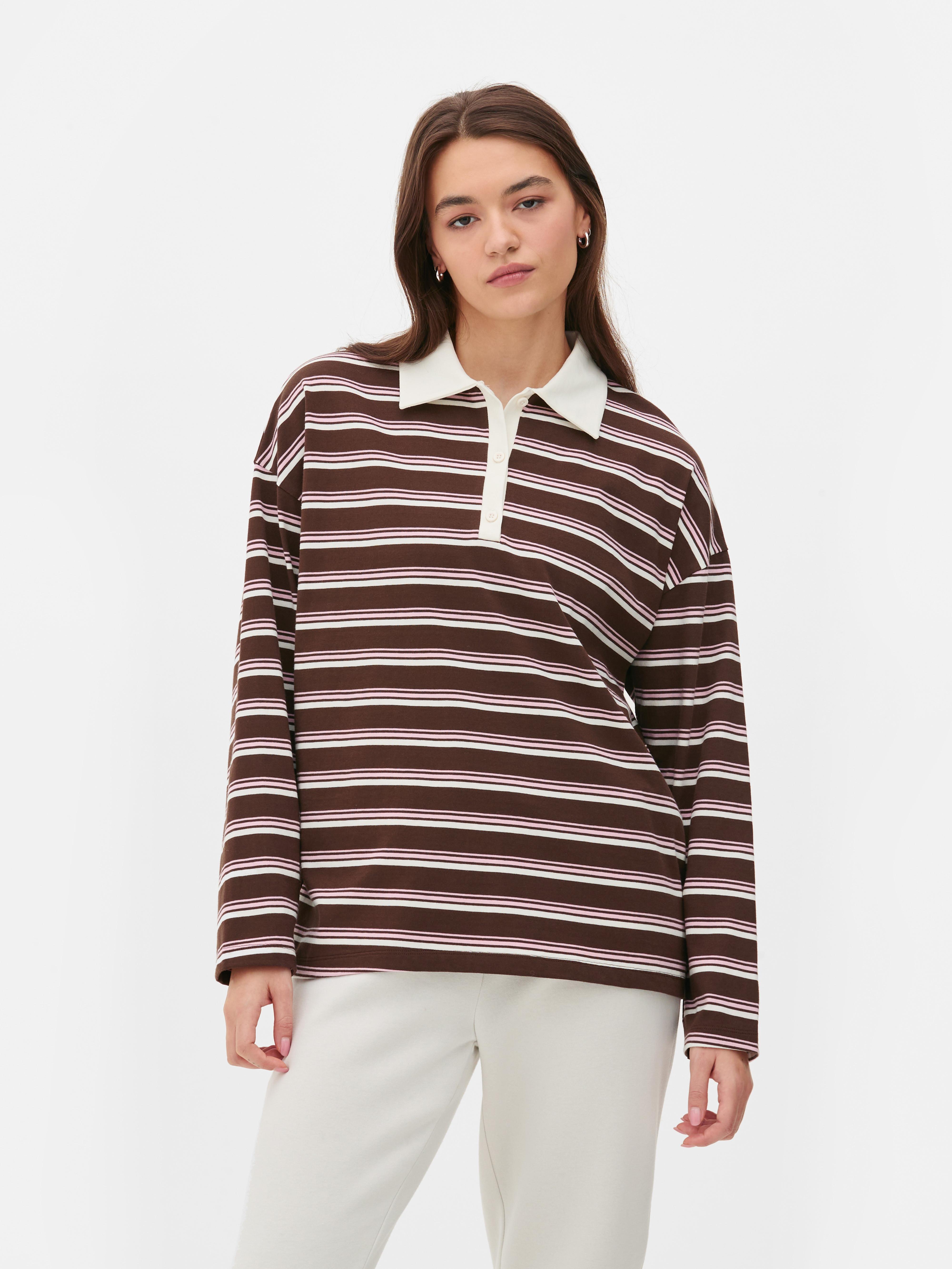 Tricou polo cu mânecă lungă. Acest polo are guler clasic, închidere cu jumătate de nasture și mâneci lungi.