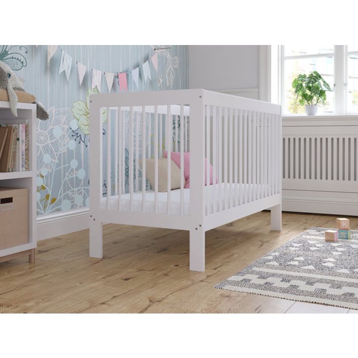 Weißes, wandelbares Babybett aus Holz (120 x 60 cm), das sich mit einem Sicherheitsgitter in ein Schlafsofa verwandeln lässt.