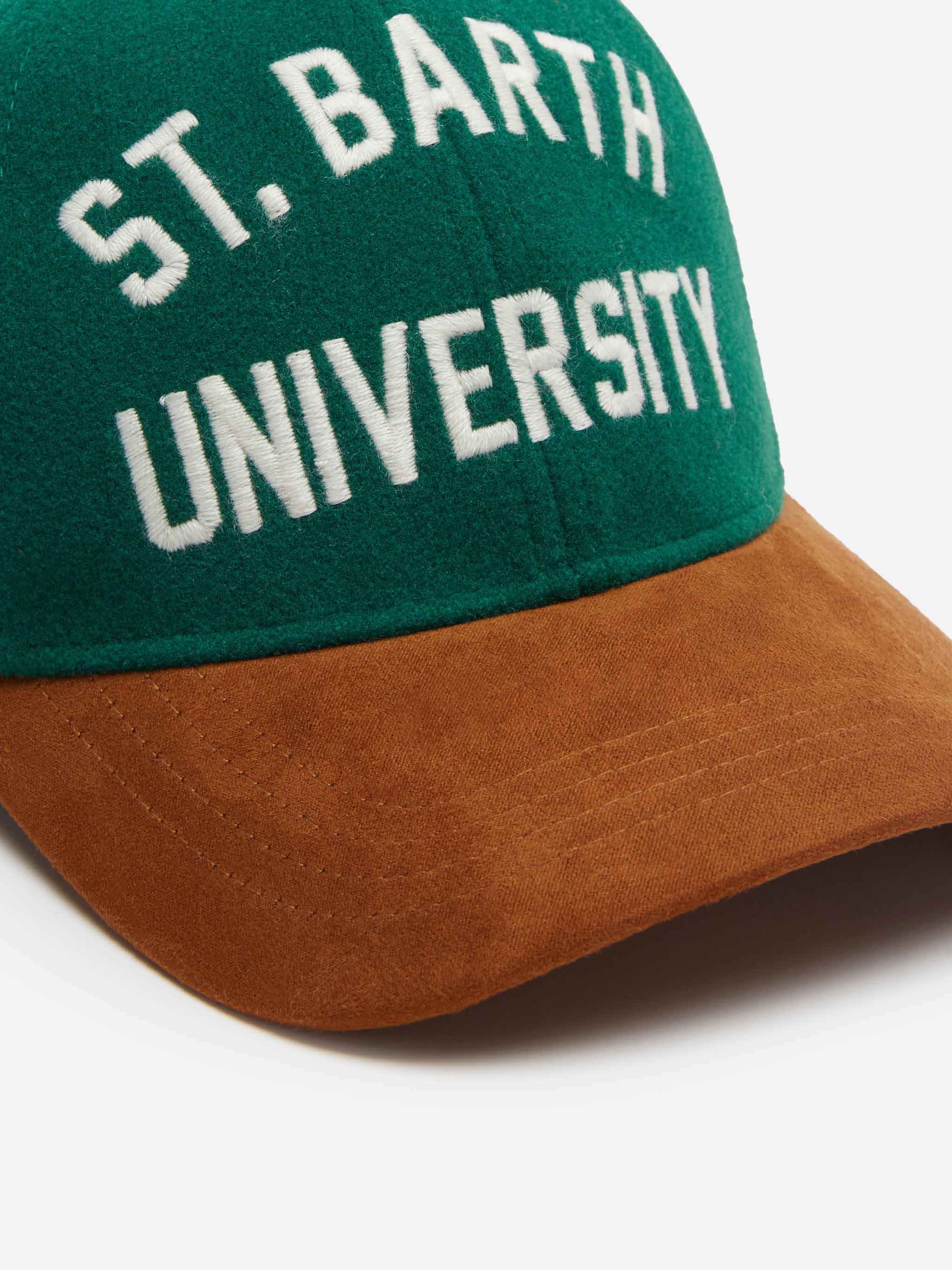 Groene vilten baseballpet met St. Barth University-borduurwerk.